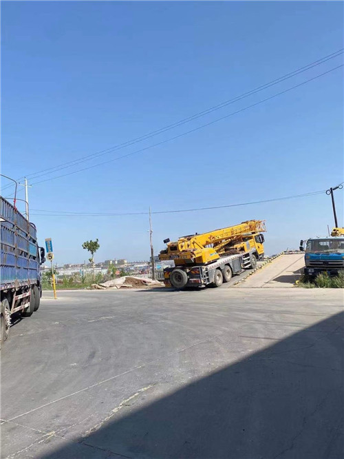 吉隆县25吨吊车的租赁价格大概是多少？