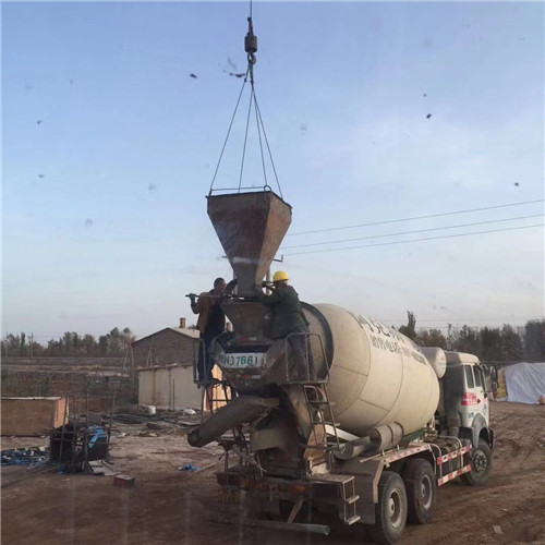 吉隆县“精准瞄准”—— 吊车的 “定位导航” 技术