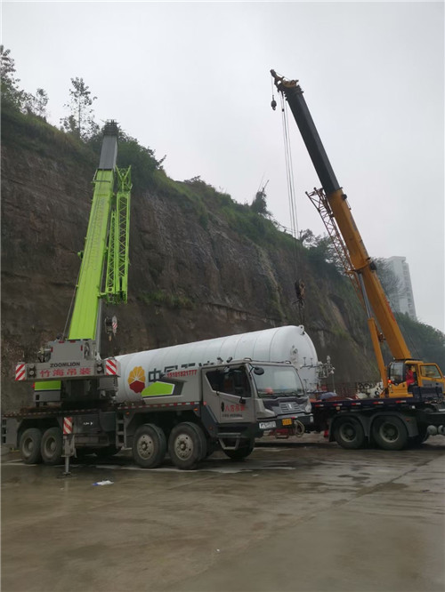 吉隆县“不怕风雨冻”—— 吊车的 “恶劣环境适应” 技术
